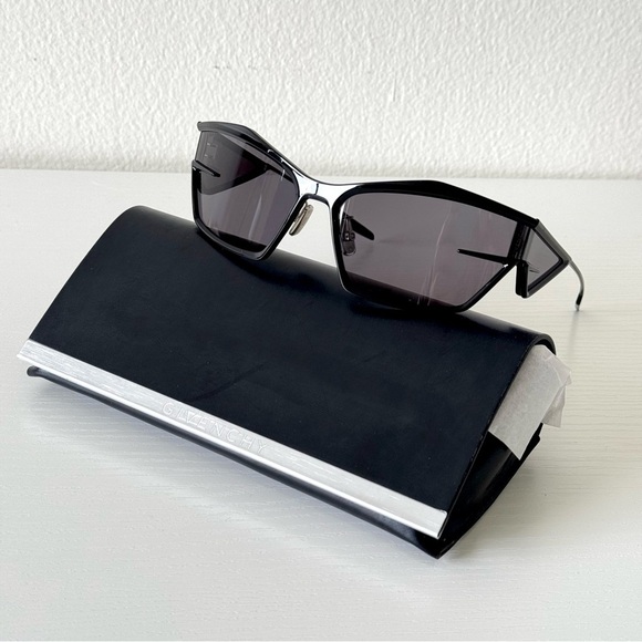 NEW! Givenchy Black Sunglasses, GV40066U 01A, Authentic - Picture 1 of 11